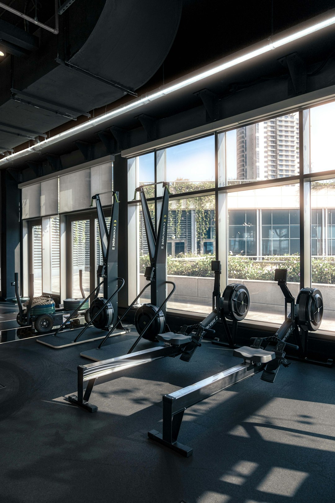 portfolio-03 a-gym-with-a-row-of-exercise-machines-u84ho3migci